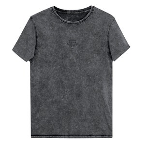 Może przedstawiać: Szary t-shirt z efektem vintage. Na przodzie znajduje się mały czarny napis: "take our history & make it all repeat. r.l."