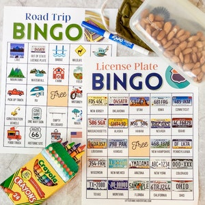 Może przedstawiać: Dwa arkusze do gry w bingo, "Road Trip Bingo" i "License Plate Bingo", z pudełkiem kredek Crayola, niebieskim markerem, zieloną maską na twarz i przezroczystym pojemnikiem z migdałami. Karty do bingo mają kolorowe ilustracje i tekst.
