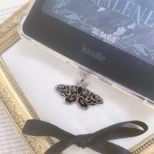 ZAMÓW W PRZEDSPRZEDAŻY - Kindle Charm - Moth