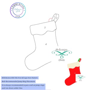 Peut inclure: Un dessin au trait d'un patron de bas de Noël avec le texte "Christmas Stocking v1 4 Pieces." Le patron comprend une petite boucle rouge, un revers blanc et le texte "Poloinzio Glass."