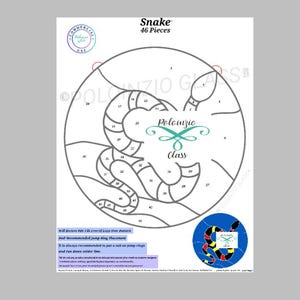 Può includere: Un modello per vetrate artistiche intitolato "Snake" con 46 pezzi. Il disegno presenta un serpente stilizzato all'interno di un cerchio, con sezioni numerate. Include il testo "Poloincio Class" e una piccola guida ai colori.