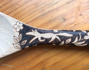 Wooden spoon decorated by hand by Rodrigo Pareja, 25 cm long, pyrography decoration (by heat). Signed Rodrigo Pareja.
