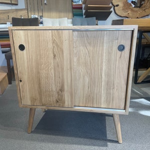 Handgefertigter VINTAGE EICHENSCHRANK mit Schiebetüren und Zwei Regalen für Ihr Wohnzimmer oder eine stilvolle Aufbewahrungslösung für Ihr Schlafzimmer