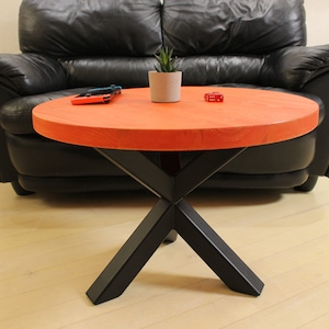 Round WOODEN COFFEE TABLE With Vibrant Colors, Bauhaus Design - And Spider-Style Metal Legs – Modern Loft And Living Room Centerpiece
