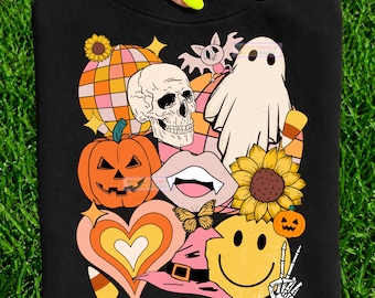 Op de afbeelding: Een zwart sweatshirt met een kleurrijke grafische print van Halloween-iconen, waaronder een schedel, een geest, een pompoen, een zonnebloem, een discobal, een vlinder, een heksenhoed, een smiley en een skeletthand die een vredesteken maakt.
