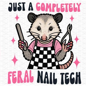 Könnte beinhalten: Digitalgrafik mit einem Opossum in einem rosa Hemd und einer schwarz-weiß karierten Schürze, das eine Nagelfeile und einen Clipper hält. Der Text lautet "JUST A COMPLETELY FERAL NAIL TECH" in rosa und schwarzen Buchstaben, mit rosa Sternakzenten.