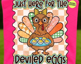 Könnte beinhalten: Ein pinkfarbenes T-Shirt mit einer Cartoon-Truthahn, der eine Brille und eine Schleife trägt und einen Teller mit gefüllten Eiern hält. Der Text "JUST HERE FOR THE DEVILED EGGS" ist darüber und darunter zu sehen.