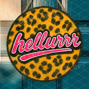 Könnte beinhalten: Ein runder Türkranz mit einem Leopardenmuster-Hintergrund und dem Wort "hellurrr" in rosa und schwarzen Buchstaben.