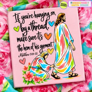 Könnte beinhalten: Ein quadratischer rosa Leinwanddruck mit einer knienden Figur, die den Saum des bunten Gewandes einer stehenden Figur berührt. Der Text lautet: If you're hanging on by a thread, make sure it's the hem of his garment. Matthew 9:20-22.