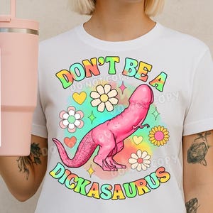 Divertente Dickasaurus PNG, Clipart di dinosauri umoristici per adulti, Design con citazione sarcastica, Grafica digitale retrò inappropriata per magliette
