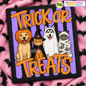 Może przedstawiać: Kwadratowy nadruk graficzny z pomarańczowym napisem Trick or Treats. Projekt przedstawia żółtego psa w kostiumie dyni, pomarańczowego kota w czapce czarownicy, husky jako ducha oraz szarego kota owiniętego jak mumia.