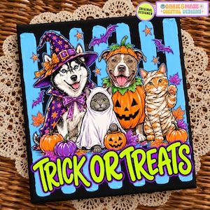 Puede incluir: Un estampado gráfico cuadrado con un husky con sombrero de bruja morado, un pitbull con disfraz de calabaza, un gato gris de fantasma y un gato atigrado naranja de momia. El texto TRICK OR TREATS aparece en verde brillante en la parte inferior.