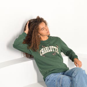 Charlotte Sweatshirt, Charlotte North Carolina Schmetterlinge, bestickter CLT Rundhalsausschnitt Bild 3