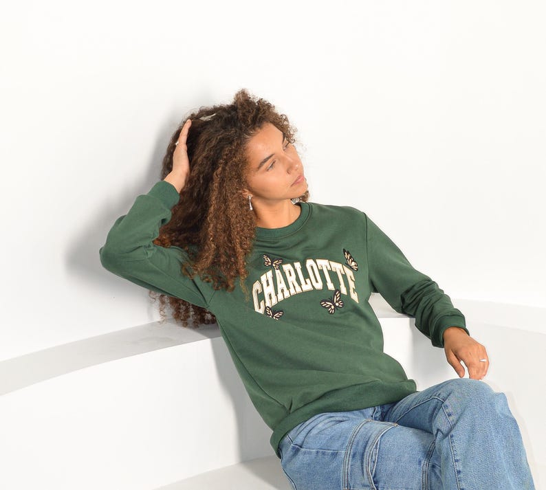 Charlotte Sweatshirt, Charlotte North Carolina Schmetterlinge, bestickter CLT Rundhalsausschnitt Bild 3