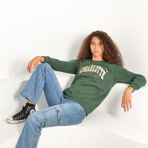 Charlotte Sweatshirt, Charlotte North Carolina Schmetterlinge, bestickter CLT Rundhalsausschnitt Bild 5