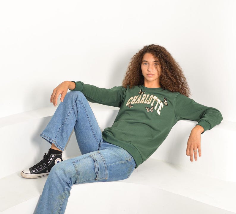 Charlotte Sweatshirt, Charlotte North Carolina Schmetterlinge, bestickter CLT Rundhalsausschnitt Bild 5