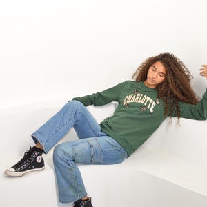 Charlotte Sweatshirt, Charlotte North Carolina Schmetterlinge, bestickter CLT Rundhalsausschnitt Bild 4