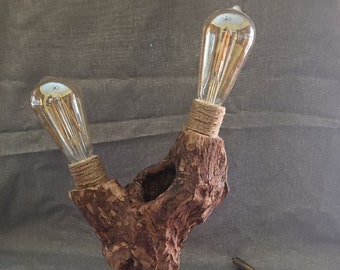 De dubbele houten lamp: een meesterwerk van vakmanschap Verhelderende elegantie