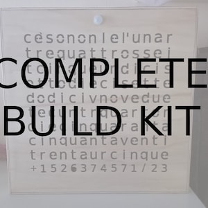 KIT DE CONSTRUÇÃO - Relógio de palavras de parede ou mesa, com leds. Madeira. Crie seu próprio relógio de palavras: libere seu espírito DIY com nosso kit com tudo incluído!
