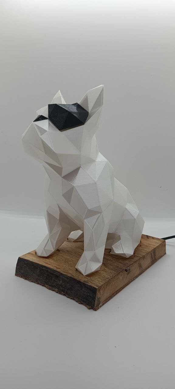 Op Franse Bulldog geïnspireerde RGB-lamp met houten voet: een eigenzinnige mix van elegantie en speelsheid