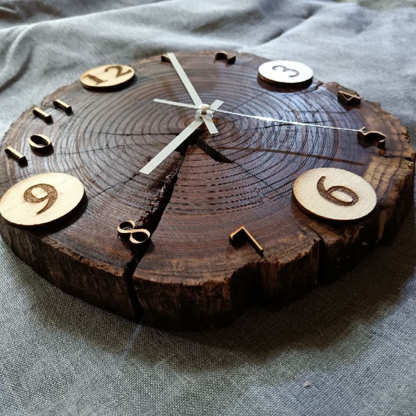 wood slice clock, with laser cut / engrave number. Orologio disco-di-legno, con numeri tagliati / incisi al laser.