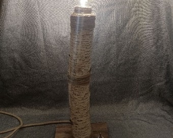 Eenvoudige houten lamp: tijdloze elegantie en delicaat vakmanschap omarmen