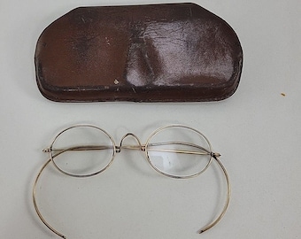 Vintage goudkleurige bril met draadrand, leren tas met ovale vorm lens