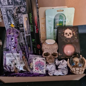Caja de regalo para chica gótica, regalos para mujer bruja, caja de Halloween personalizada, caja de regalo de autocuidado, paquete de cuidado de San Valentín, regalos para amantes del terror para ella