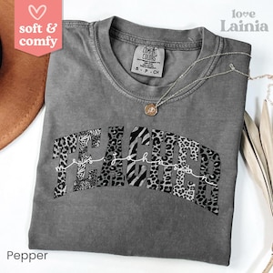 Erster Schultag Lehrer Shirt, Benutzerdefinierte Lehrer Team Shirt, personalisierte Zurück zu Schule T-Shirt, Komfort Farben Teach T-Shirt, neue Lehrer Geschenk