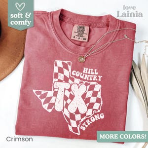 テキサス・ストロング・フラッド・シャツ、ヒルカントリー・ストロングTシャツ、テキサス・フラッド被害者Tシャツ、コンフォートカラーズ・プレイ・フォー・テキサス・ティー・キャンプ・ミスティック・フラッド・シャツ