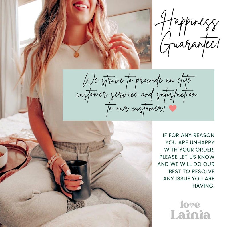 Op de afbeelding: Een persoon die een wit t-shirt en een grijze joggingbroek draagt, houdt een zwarte mok vast. De afbeelding bevat de tekst "Happiness Guarantee!" en "We strive to provide an elite customer service and satisfaction to our customer!"