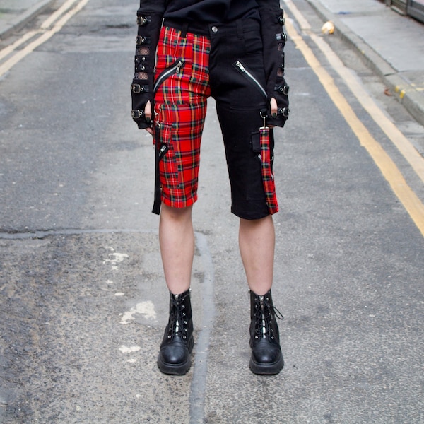 Pantaloncini a 3/4 con cerniera divisa in tartan rosso nero punk emo rock grunge outfit estetico scuro alternativo alla moda