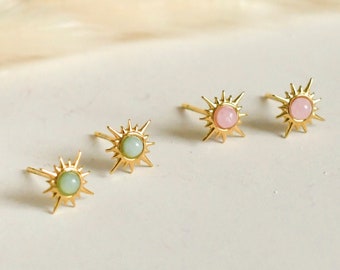 Small golden sun earring with natural gemstone - aventurine or rose quartz - Women's ear stud - stainless steel