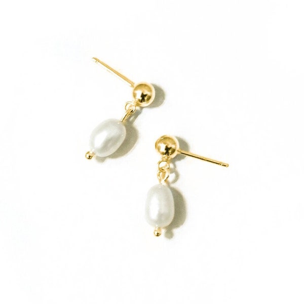 Small dangling drop earrings gilded with fine gold and freshwater pearls - Women's Vintage Trend - Gold Jewel - Valentine's Day gift