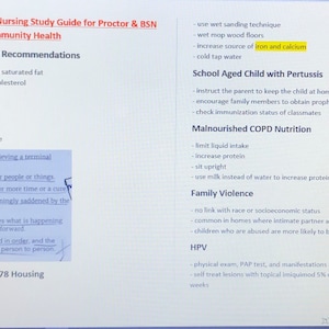 Pode incluir: Uma folha de papel branca com texto preto que descreve um guia de estudo de enfermagem de saúde pública para Proctor & BSN Community Health. O guia inclui seções sobre recomendações dietéticas para alunos do ensino médio, estágios de luto, exposição ao chumbo antes de 1978, criança em idade escolar com coqueluche, nutrição de pacientes com DPOC desnutridos, violência familiar e HPV.