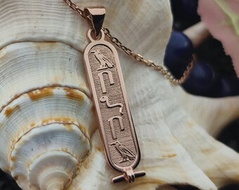 象形文字で名前が刻印されたエジプトのカルトゥーシュペンダント