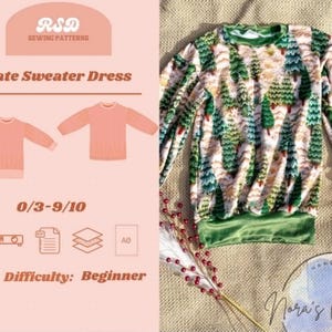 Op de afbeelding: Een trui-jurk met lange mouwen en een herhalend patroon van groene dennenbomen op een lichte achtergrond. Het kledingstuk heeft een effen groene geribbelde zoom en boorden. De tekst links bevat RSD Sewing Patterns, Tate Sweater Dress, 0/3-9/10 en Difficulty: Beginner, samen met iconen voor projector, PDF, lagen en A0-formaat.
