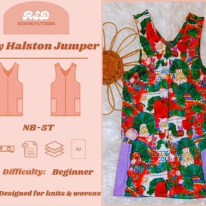 Könnte beinhalten: Ein Baby Halston Jumper mit V-Ausschnitt und buntem Druck. Der Jumper hat rote, grüne und weiße Muster sowie lila Taschen. Das Bild enthält eine Nähvorlage mit dem Text "Baby Halston Jumper" und "NB-5T".