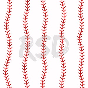 Könnte beinhalten: Ein weißer Hintergrund mit fünf roten Baseball-Nahtlinien, die vertikal über das Bild verlaufen. Das Wort "RSD" ist in weißen, halbtransparenten Buchstaben über den Nähten geschrieben.