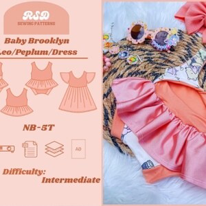 Może przedstawiać: Brzoskwiniowy wzór do szycia zatytułowany "Baby Brooklyn Leo/Peplum/Dress" z ilustracjami projektów ubrań dla dzieci. Wzór zawiera rozmiary NB-5T i jest oznaczony jako trudność "Intermediate". Akcesoria obejmują okulary przeciwsłoneczne i opaskę do włosów.
