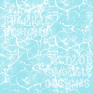Puede incluir: Patrón sin costuras de agua azul claro con reflejos de luz blancos. La imagen tiene un efecto acuoso y ondulado, con el texto "RETRO SPARKLE DESIGNS" superpuesto en una fuente blanca semitransparente.