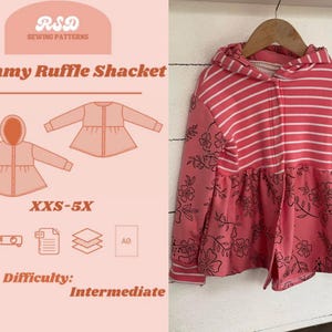 Puede incluir: Una sobrecamisa con capucha que presenta una sección superior con rayas horizontales rosas y blancas y una sección inferior rosa con un patrón floral negro. La prenda tiene mangas largas con puños a rayas y cierre frontal de botones.
