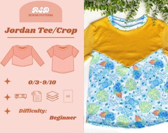 Könnte beinhalten: Ein Schnittmuster für ein Jordan Tee/Crop Oberteil mit einem senfgelben Oberteil und einem hellblauen Unterteil, das ein wiederkehrendes Muster aus blauen Comicfiguren, grünen Blättern und orangefarbenen Flammen auf kariertem Grund zeigt.