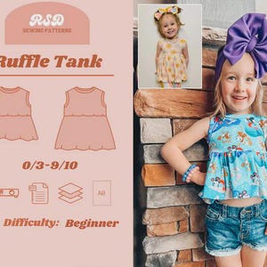 Könnte beinhalten: Ein junges Mädchen trägt ein blau-weißes Tanktop mit Rüschen und Cartoon-Print sowie Jeansshorts. Das Bild enthält eine Schnittmustergrafik mit dem Text "Ruffle Tank" und "Difficulty: Beginner".