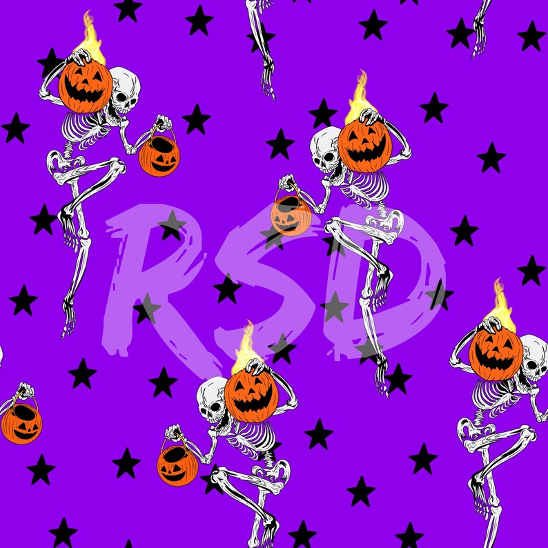 Puede incluir: Patr&oacute;n repetitivo con esqueletos blancos sosteniendo calabazas con llamas y cubos de calabaza. Los esqueletos est&aacute;n sobre un fondo morado con estrellas negras. Las letras "RSD" son visibles en el fondo.