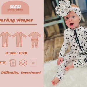 Könnte beinhalten: Ein Baby in einem weiß-schwarzen Leoparden-Overall und Stirnband. Das Bild zeigt ein Schnittmuster mit der Aufschrift "Darling Sleeper" und Größen von 0-3 Monaten bis 9/10. Der Schwierigkeitsgrad ist mit "Experienced" angegeben.