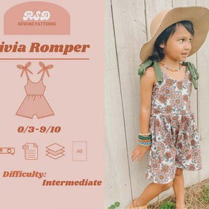 Puede incluir: Una niña con un mono floral y un sombrero para el sol a juego. El mono tiene un fondo blanco con flores marrones y rosas. La imagen también muestra un patrón de costura para un "Olivia Romper" con tallas 0/3-9/10 y un nivel de dificultad intermedio.