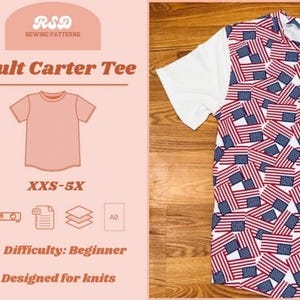 Puede incluir: Una camiseta de manga corta con un estampado de banderas americanas en la parte delantera y una manga blanca. La imagen también incluye un gráfico de una camiseta, el texto "Adult Carter Tee" y el rango de tallas XXS-5X. La dificultad es principiante.