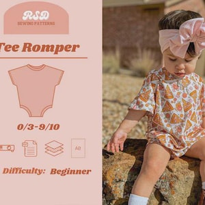 Puede incluir: Un beb&eacute; con un pelele con estampado de pizza y una diadema rosa con lazo est&aacute; sentado en una roca. El pelele tiene mangas cortas y cierre de bot&oacute;n. La imagen tambi&eacute;n muestra un patr&oacute;n de costura para un "Tee Romper" con opciones de tama&ntilde;o y dificultad para principiantes.