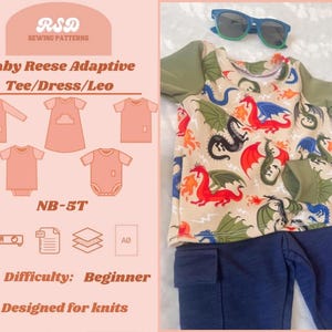 Op de afbeelding: Een baby-outfit met een top met drakenprint, groene mouwen en een marineblauwe broek. De afbeelding bevat een blauwe zonnebril en schoenen. Het naaipatroon luidt "Baby Reese Adaptive Tee/Dress/Leo".